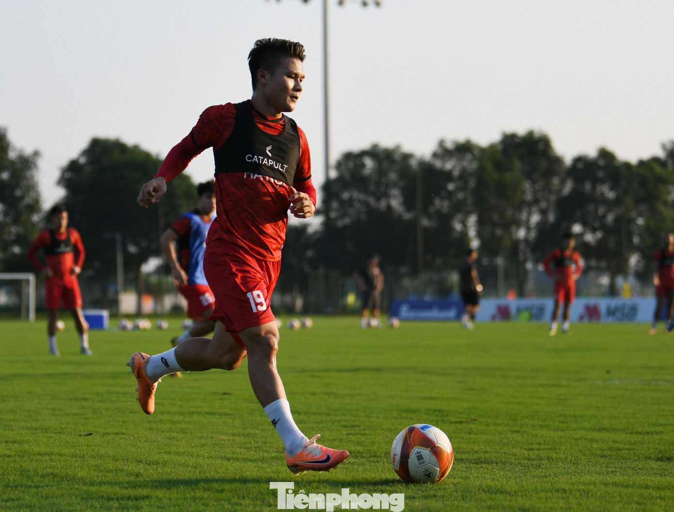 Bên cạnh đó, kỳ vọng Quang Hải sẽ tỏa sáng. Tiền vệ 26 tuổi đang ngày càng bắt nhịp với các đồng đội và trở lại với hình ảnh một ngôi sao sáng tạo với nhãn quan sắc bén.