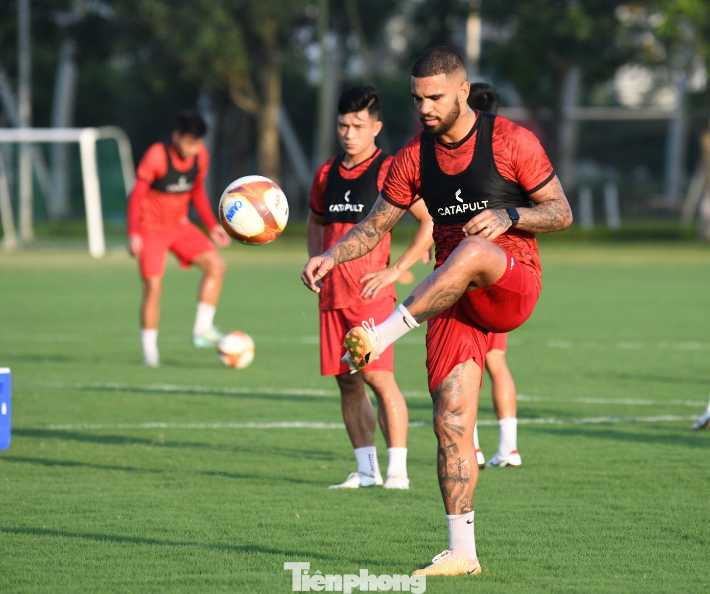 Dĩ nhiên, để đánh bại Đông Á Thanh Hóa và giành Siêu cúp, CAHN vẫn phải dựa vào những cầu thủ cũ như Jhon Cley, người đã ghi 11 bàn, đứng thứ hai trong danh sách Vua phá lưới V-League 2023.