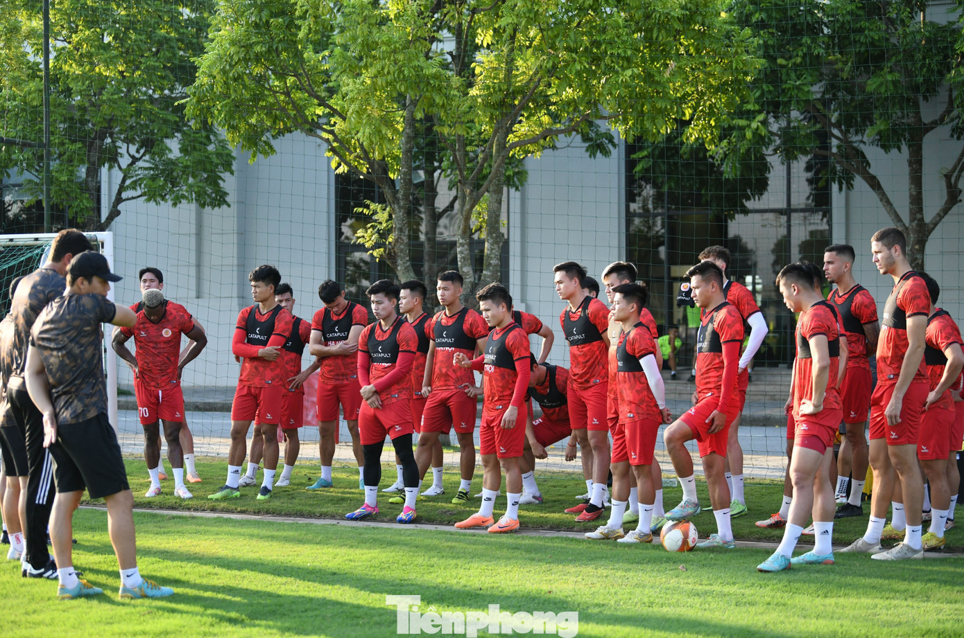 Buổi tập của CLB CAHN tại Trung tâm đào tạo trẻ PVF bắt đầu lúc 16h30. Mặc dù đã sang thu nhưng thời tiết vẫn khá nóng.
