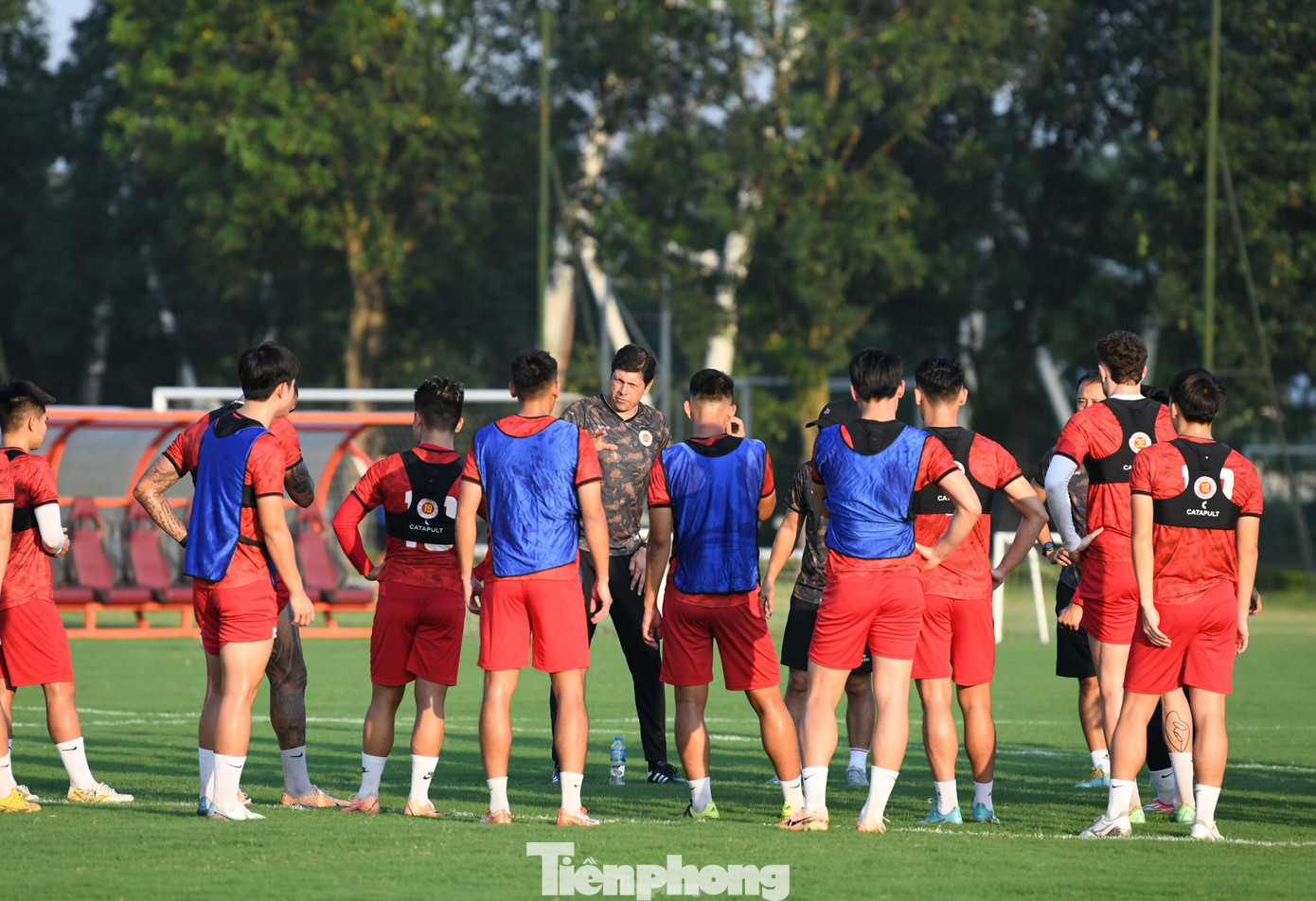 Trước trận Siêu cúp, CAHN đã có hai trận giao hữu với Bình Dương (hòa 2-2) và Hòa Bình FC (thắng 4-1). Trong các trận đấu này, những tân binh như Geovane, Bùi Hoàng Việt Anh đã thể hiện rất tốt.