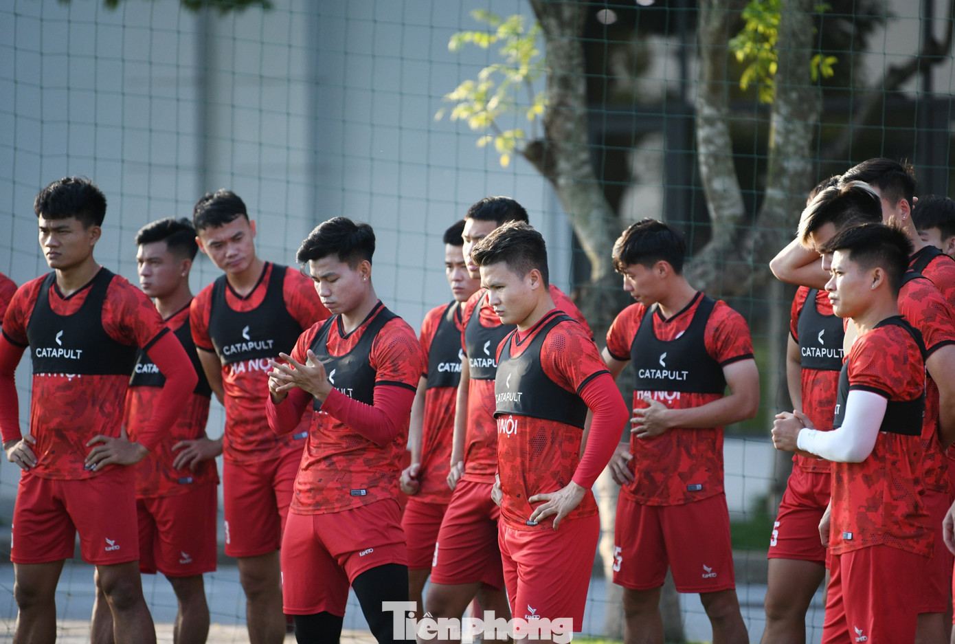 Quang Hải cùng đồng đội rất nghiêm túc lắng nghe các chỉ dẫn của Ban huấn luyện. Họ hiểu được tầm quan trọng của trận Siêu cúp Bóng đá Quốc gia - Cúp THACO năm 2023 sắp tới.