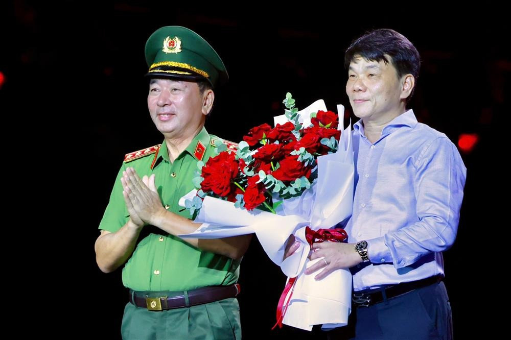 Thứ trưởng Trần Quốc Tỏ tặng hoa chúc mừng các đơn vị tham gia tổ chức chương trình. Thứ trưởng Trần Quốc Tỏ tặng hoa chúc mừng các đơn vị tham gia tổ chức chương trình.