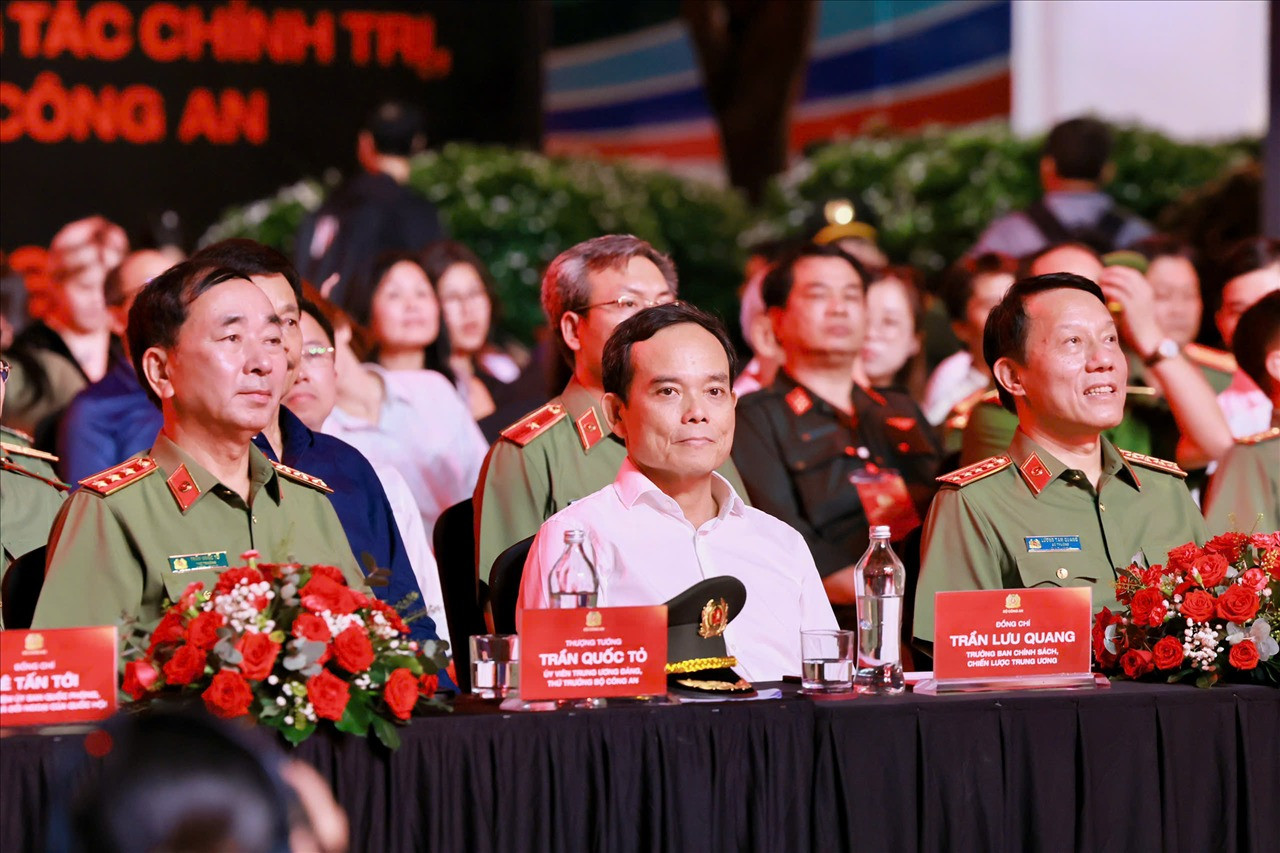 Các đại biểu tham dự chương trình. Các đại biểu tham dự chương trình.