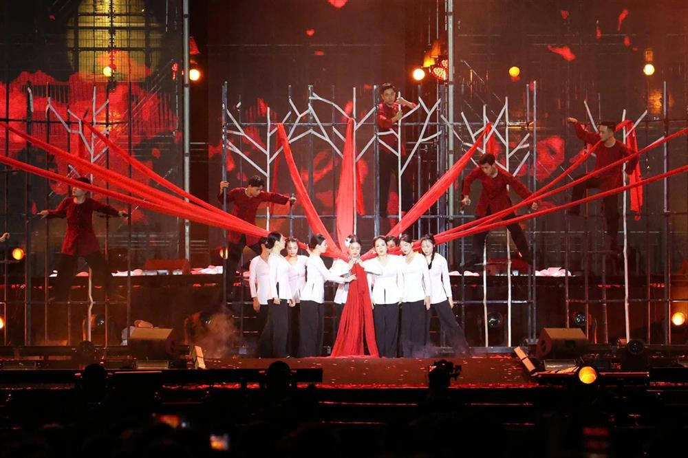 Chương trình có sự tham gia của nhiều nghệ sỹ nổi tiếng. Chương trình có sự tham gia của nhiều nghệ sỹ nổi tiếng.