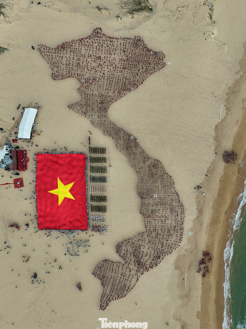 Hình ảnh khu vực Bãi Môn trong Lễ Thượng cờ diễn ra sáng 30/3, với 3.200 bạn trẻ Phú Yên tạo hình Tổ quốc, bên cạnh lá đại kỳ được trải rộng nhằm nêu cao tinh thần đoàn kết, ý thức trách nhiệm đối với quê hương của các vận động viên trong giải Vô địch Quốc gia Marathon và cự ly dài báo Tiền Phong năm nay. Hình ảnh khu vực Bãi Môn trong Lễ Thượng cờ diễn ra sáng 30/3, với 3.200 bạn trẻ Phú Yên tạo hình Tổ quốc, bên cạnh lá đại kỳ được trải rộng nhằm nêu cao tinh thần đoàn kết, ý thức trách nhiệm đối với quê hương của các vận động viên trong giải Vô địch Quốc gia Marathon và cự ly dài báo Tiền Phong năm nay.