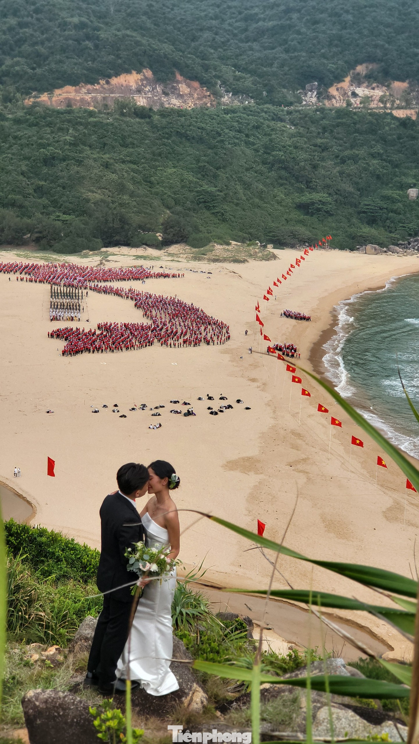Cả hai hạnh phúc trao cho nhau nụ hôn trước khung cảnh hùng tráng "Tổ quốc trong lòng Tổ quốc" ở Bãi Môn. Cả hai hạnh phúc trao cho nhau nụ hôn trước khung cảnh hùng tráng "Tổ quốc trong lòng Tổ quốc" ở Bãi Môn.