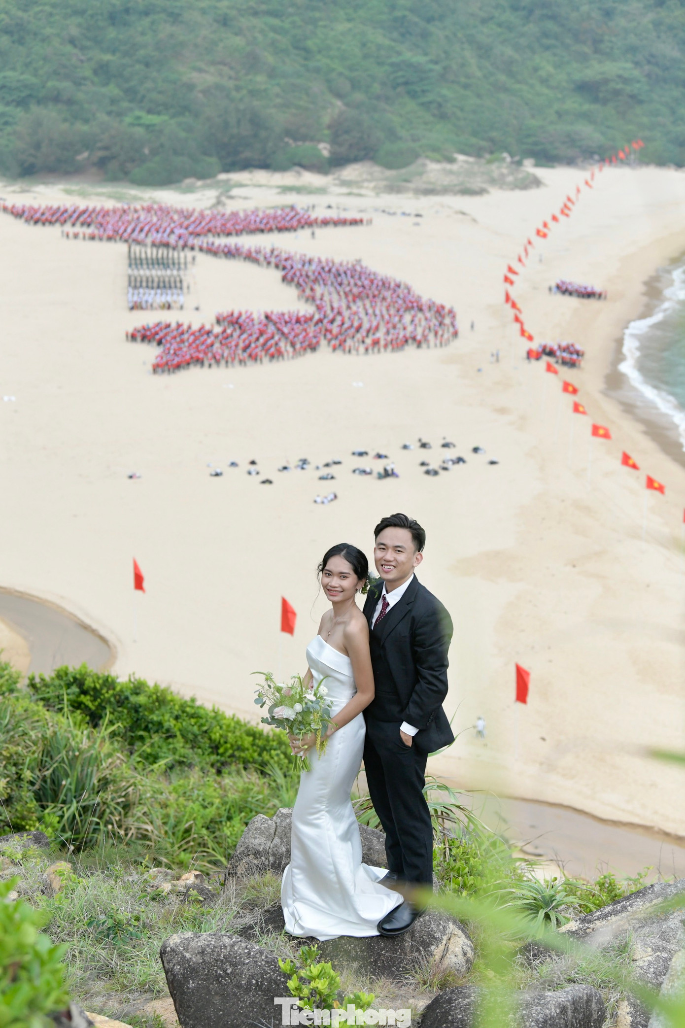 Đôi bạn trẻ Quốc Anh - Quỳnh Anh rạng rỡ trước Bãi Môn, thời điểm Ban tổ chức đang chuẩn bị cho Lễ Thượng cờ Tiền Phong Marathon 2024. Như đã thấy, vẫn còn một số chi tiết trong Lễ Thượng cờ đang trong giai đoạn hoàn thiện. Đôi bạn trẻ Quốc Anh - Quỳnh Anh rạng rỡ trước Bãi Môn, thời điểm Ban tổ chức đang chuẩn bị cho Lễ Thượng cờ Tiền Phong Marathon 2024. Như đã thấy, vẫn còn một số chi tiết trong Lễ Thượng cờ đang trong giai đoạn hoàn thiện.