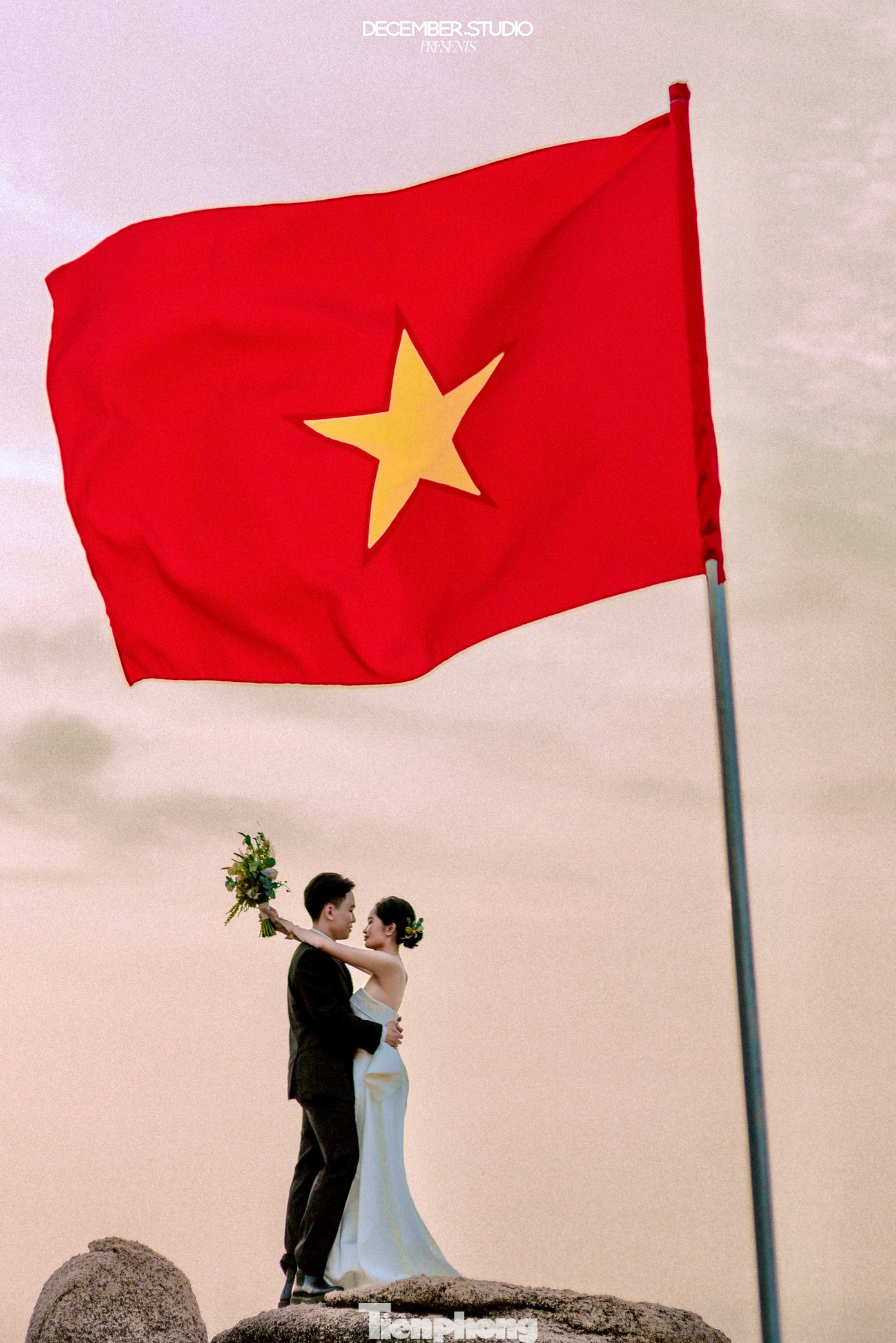 Quỳnh Anh luôn mơ ước có một bộ ảnh cưới cùng với lá cờ Tổ quốc. Quỳnh Anh luôn mơ ước có một bộ ảnh cưới cùng với lá cờ Tổ quốc.