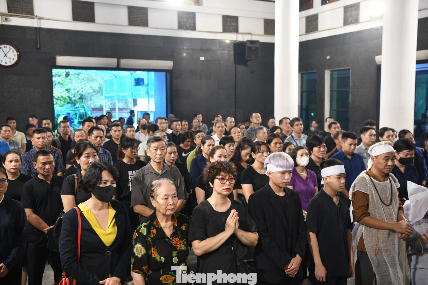 Phút tiễn biệt của gia đình, bạn bè và những người yêu mến huyền thoại Bùi Lương. Phút tiễn biệt của gia đình, bạn bè và những người yêu mến huyền thoại Bùi Lương.