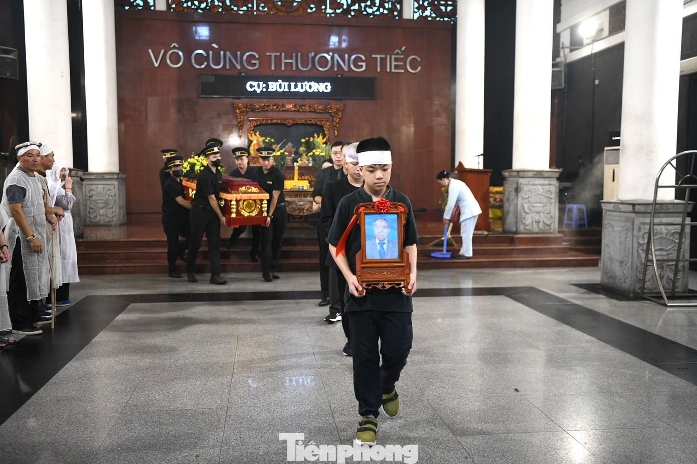 Gia đình và bạn bè đưa cụ Bùi Lương về nơi an nghỉ cuối cùng, khép lại một cuộc đời cống hiến không ngừng nghỉ và sống trọn vẹn với niềm đam mê của một huyền thoại. Gia đình và bạn bè đưa cụ Bùi Lương về nơi an nghỉ cuối cùng, khép lại một cuộc đời cống hiến không ngừng nghỉ và sống trọn vẹn với niềm đam mê của một huyền thoại.