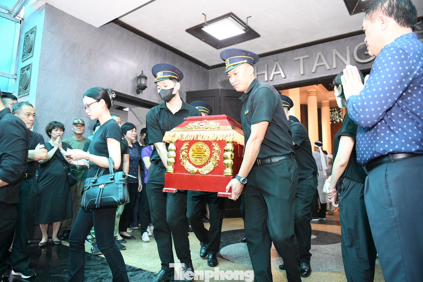 Gia đình và bạn bè đưa cụ Bùi Lương về nơi an nghỉ cuối cùng, khép lại một cuộc đời cống hiến không ngừng nghỉ và sống trọn vẹn với niềm đam mê của một huyền thoại. Gia đình và bạn bè đưa cụ Bùi Lương về nơi an nghỉ cuối cùng, khép lại một cuộc đời cống hiến không ngừng nghỉ và sống trọn vẹn với niềm đam mê của một huyền thoại.