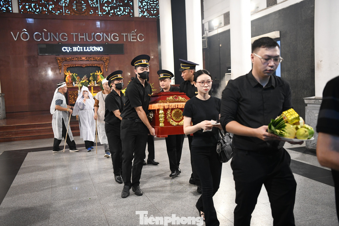 Gia đình và bạn bè đưa cụ Bùi Lương về nơi an nghỉ cuối cùng, khép lại một cuộc đời cống hiến không ngừng nghỉ và sống trọn vẹn với niềm đam mê của một huyền thoại. Gia đình và bạn bè đưa cụ Bùi Lương về nơi an nghỉ cuối cùng, khép lại một cuộc đời cống hiến không ngừng nghỉ và sống trọn vẹn với niềm đam mê của một huyền thoại.