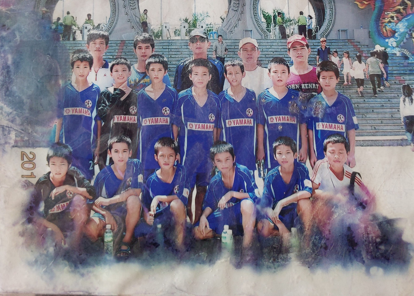 Quốc Việt trong màu áo đội trẻ U11 Hải Dương, bên cạnh Văn Khang, Văn Trường.