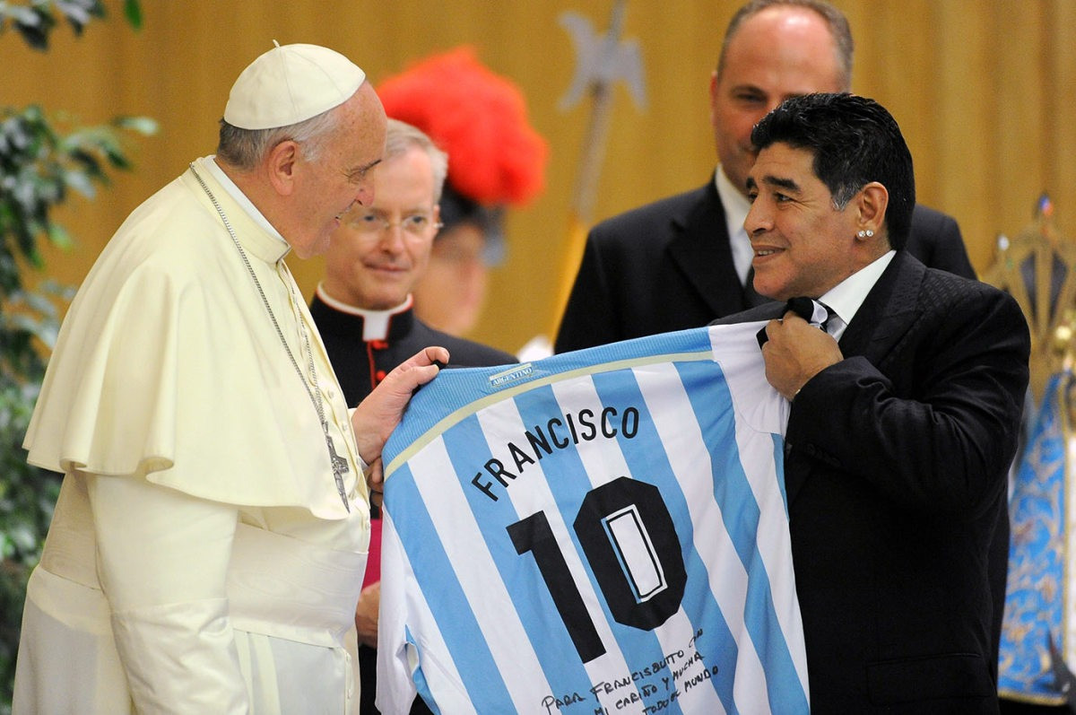 Diego Maradona trong cuộc tiếp kiến Giáo hoàng Francis năm 2014. Diego Maradona trong cuộc tiếp kiến Giáo hoàng Francis năm 2014.