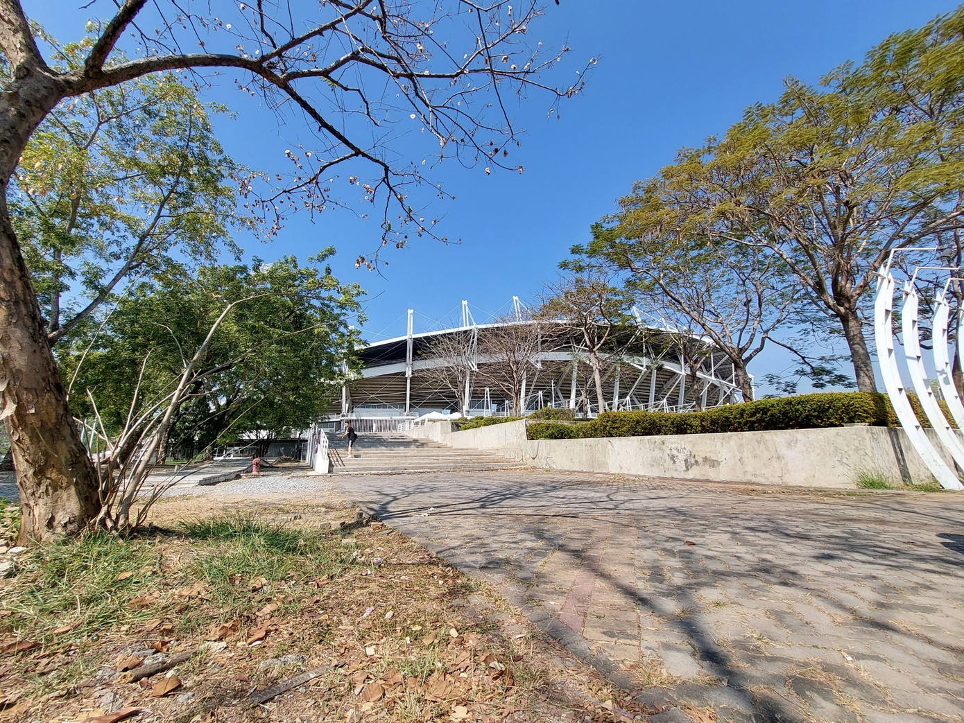 Sân Thammasat nằm trong khuôn viên của trường ĐH Thammasat.
