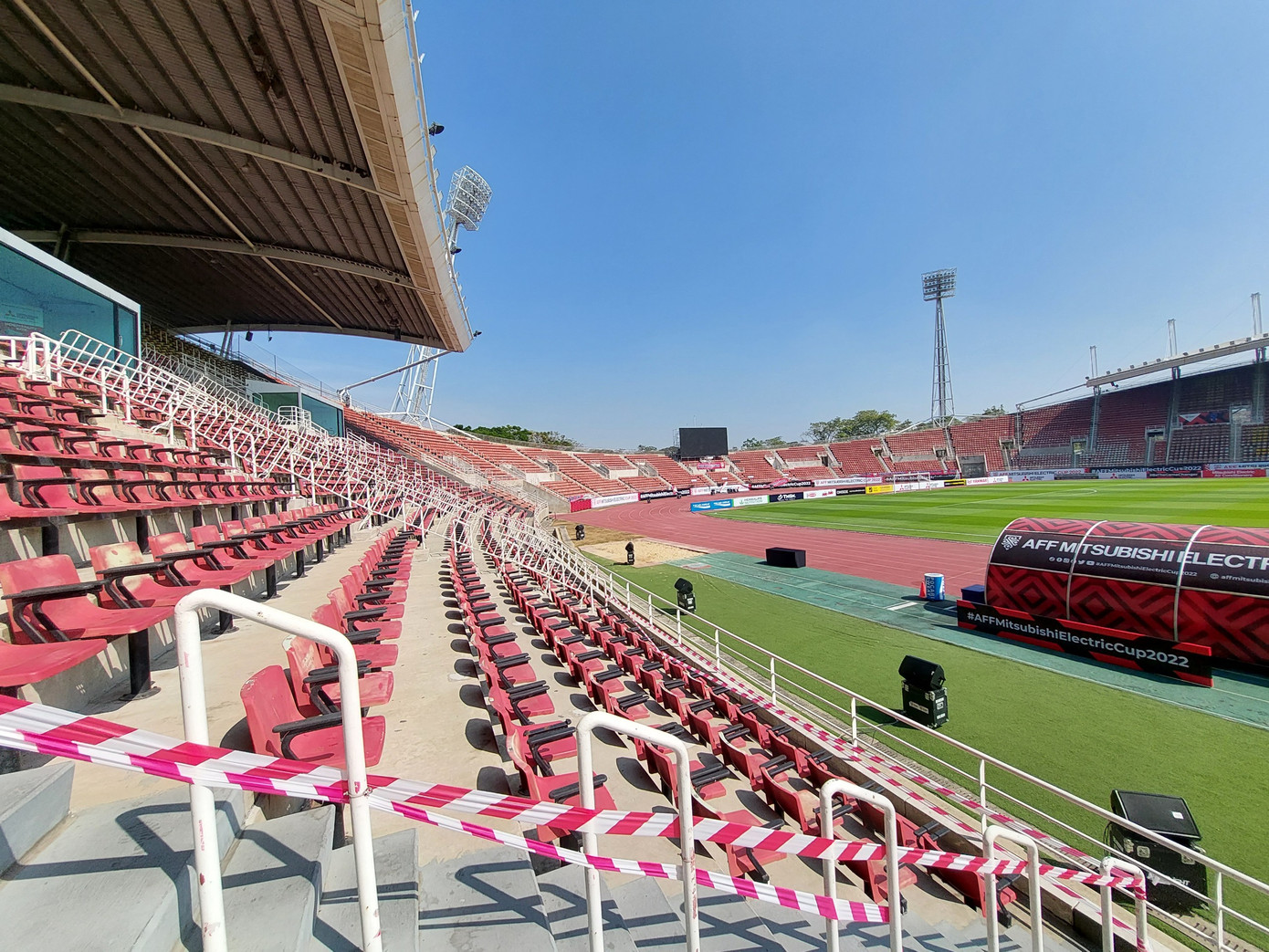 Thammasat có 3 khu VIP ở khán đài A, hiện đang được các nhân viên trang trí thêm cây xanh.