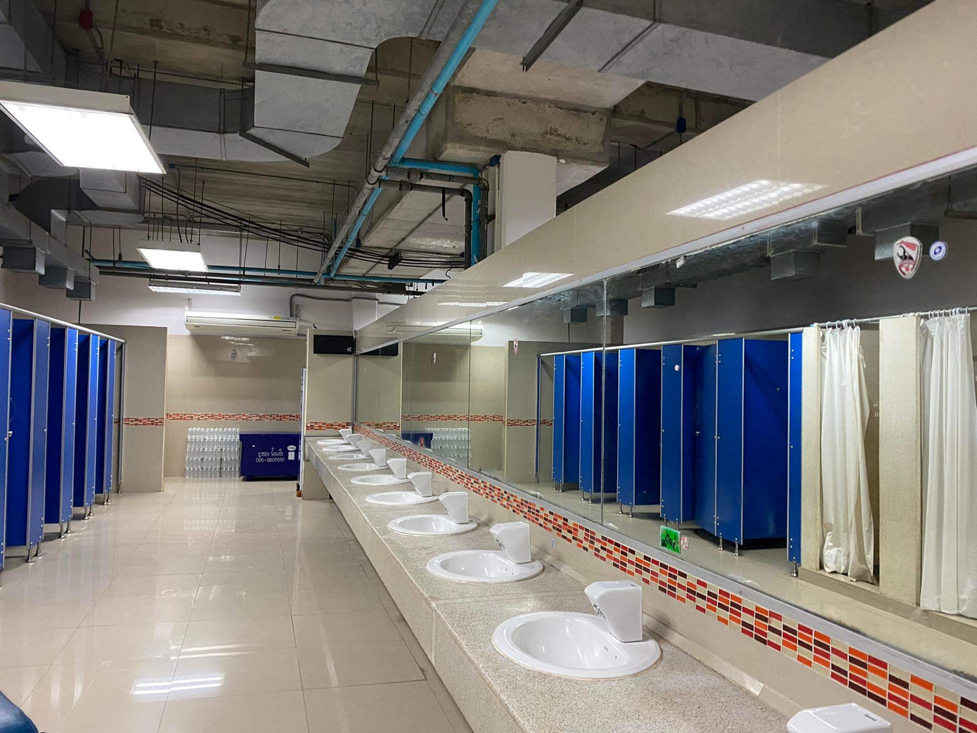 Phòng thay đồ của ĐT Thái Lan khá đẹp, với trang thiết bị hiện đại và bảng chiến thuật chi tiết cho nhiều tình huống.