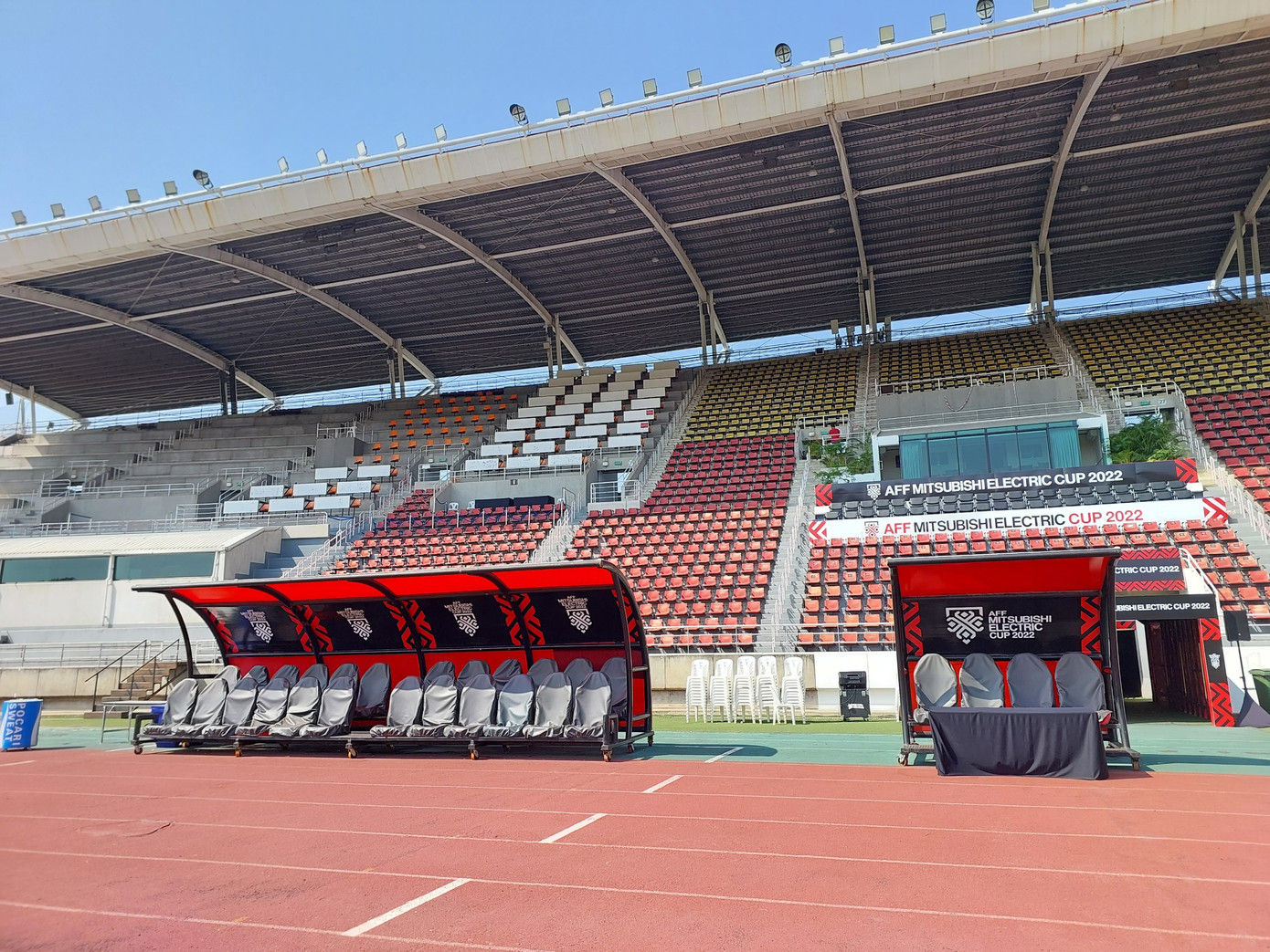 Khu kỹ thuật hai đội với ghế ngồi mới được bọc lại.