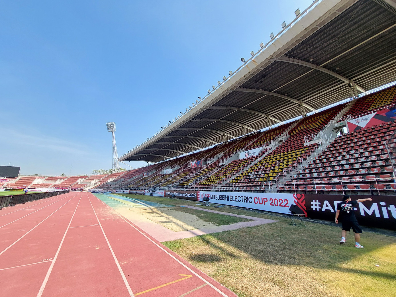 Mặc dù được xây từ năm 1998, nhưng cơ sở vật chất của Thammasat vẫn rất tốt bởi duy tu bảo dưỡng thường xuyên.