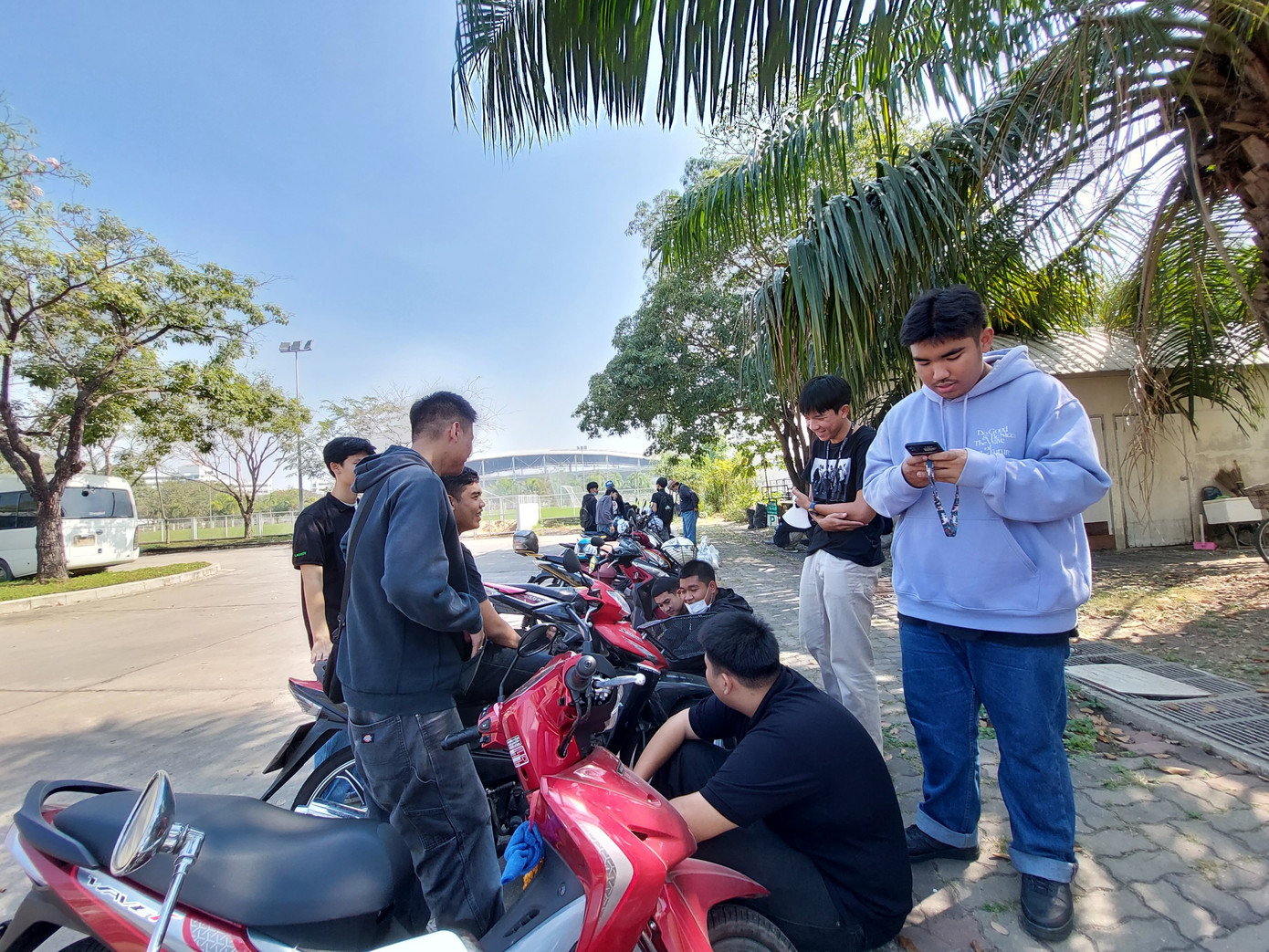 Một chi tiết khá thú vị, như ở Mỹ Đình, các bạn sinh viên năm nhất của ĐH Thammasat cũng được đưa tới để phục vụ công tác tổ chức. Họ có nhiệm vụ dựng sân khấu cho lễ đăng quang của nhà vô địch AFF Cup 2022.