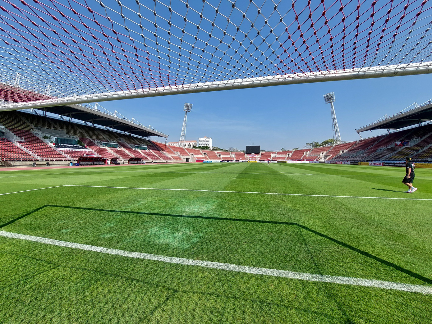 Có thể thấy loại cỏ khác được vá ở khu vực vòng cấm.