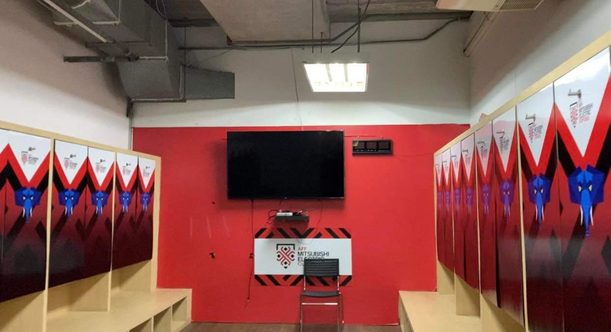 Phòng thay đồ của ĐT Thái Lan khá đẹp, với trang thiết bị hiện đại và bảng chiến thuật chi tiết cho nhiều tình huống.