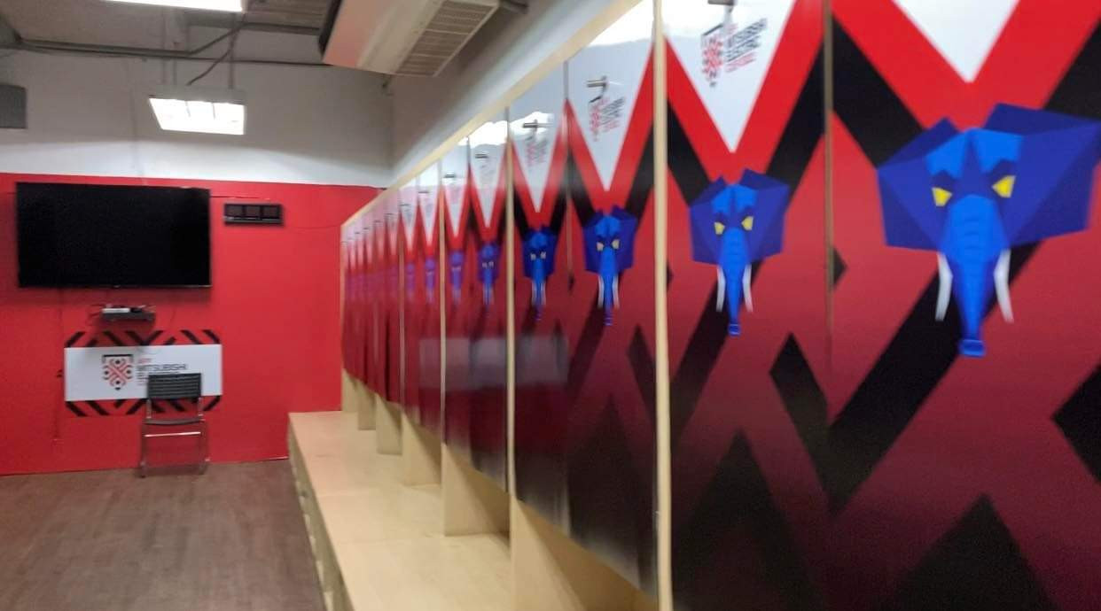 Phòng thay đồ của ĐT Thái Lan khá đẹp, với trang thiết bị hiện đại và bảng chiến thuật chi tiết cho nhiều tình huống.