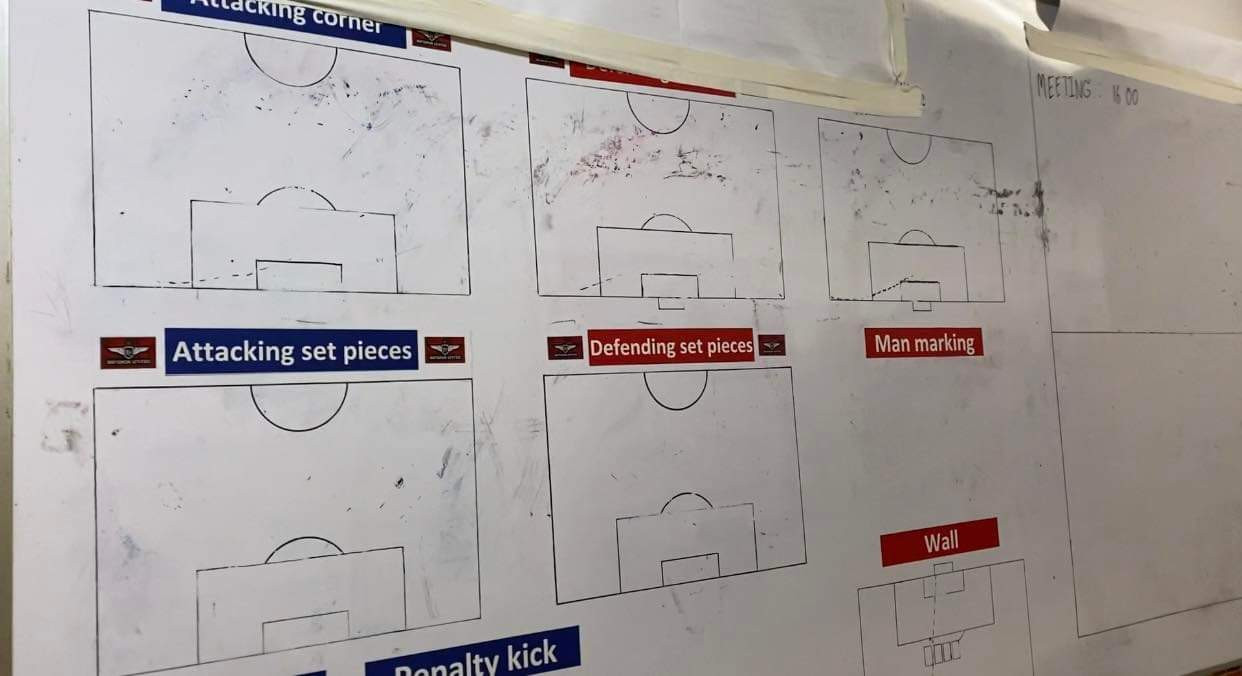 Phòng thay đồ của ĐT Thái Lan khá đẹp, với trang thiết bị hiện đại và bảng chiến thuật chi tiết cho nhiều tình huống.