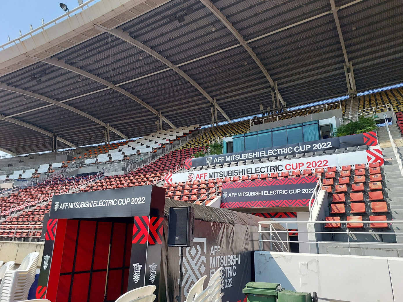 Thammasat có 3 khu VIP ở khán đài A, hiện đang được các nhân viên trang trí thêm cây xanh.