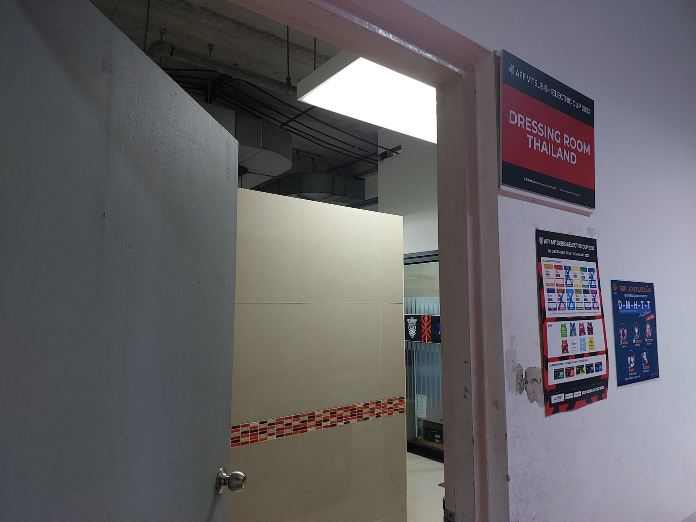 Phòng thay đồ của hai đội Việt Nam và Thái Lan.