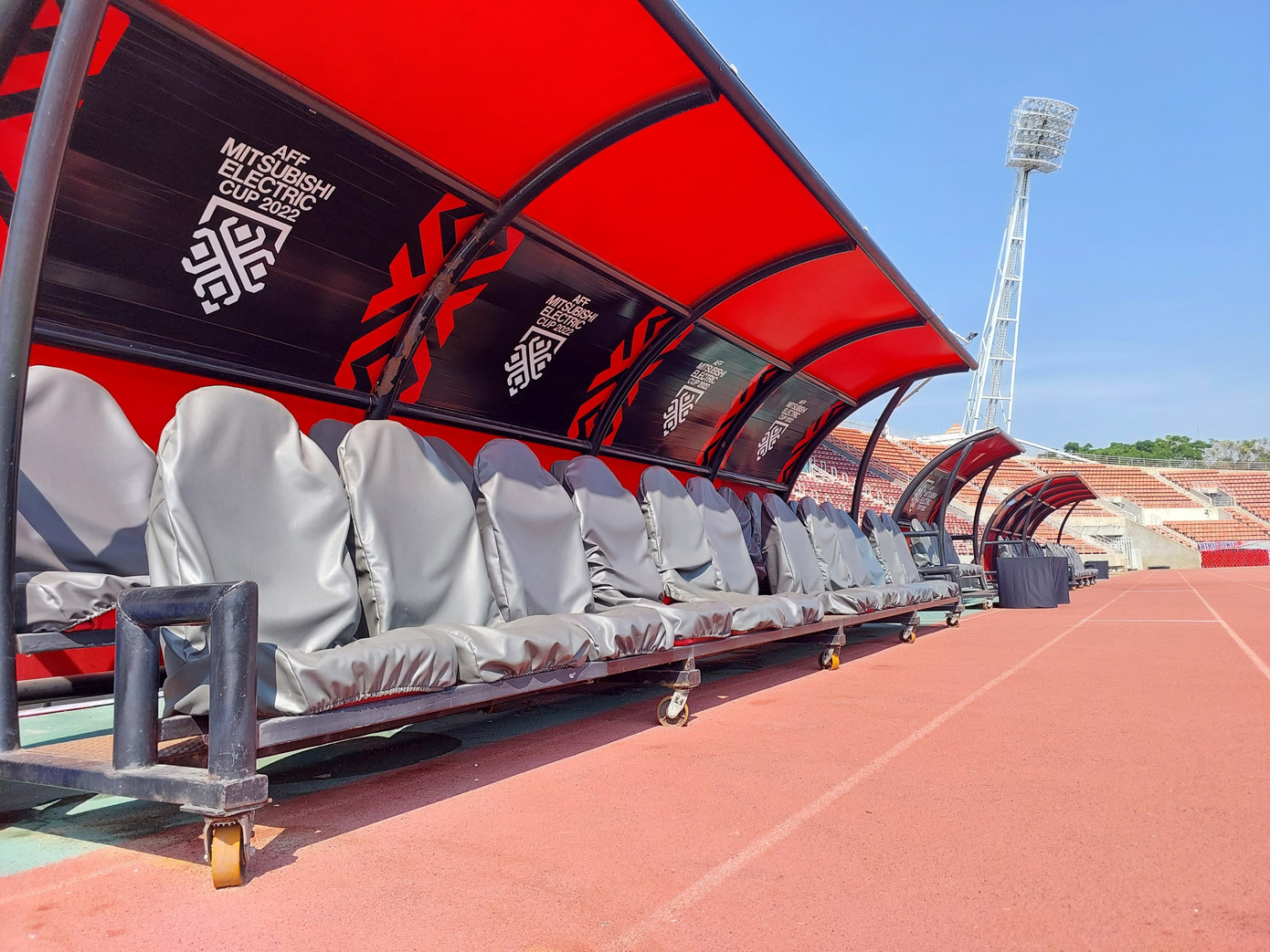 Khu kỹ thuật hai đội với ghế ngồi mới được bọc lại.