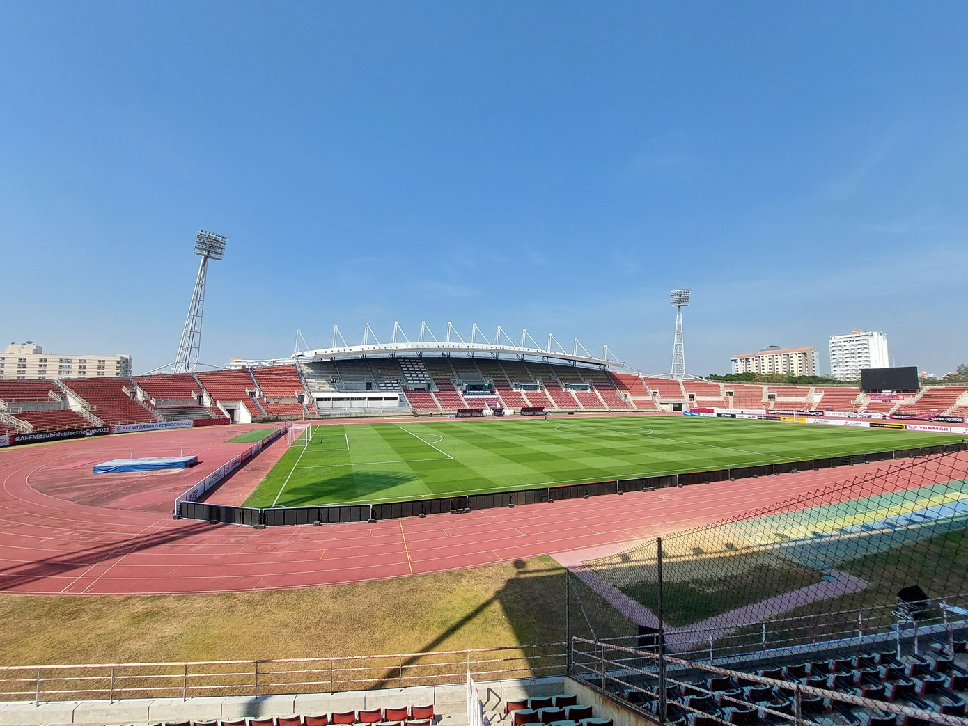 Mặc dù được xây từ năm 1998, nhưng cơ sở vật chất của Thammasat vẫn rất tốt bởi duy tu bảo dưỡng thường xuyên.