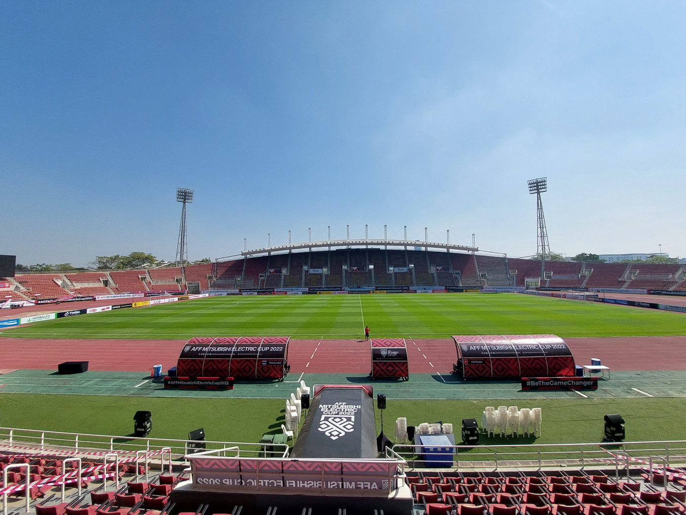 Toàn cảnh sân Thammasat, nơi chào đón Thái Lan và Việt Nam vào tối ngày 15/1.