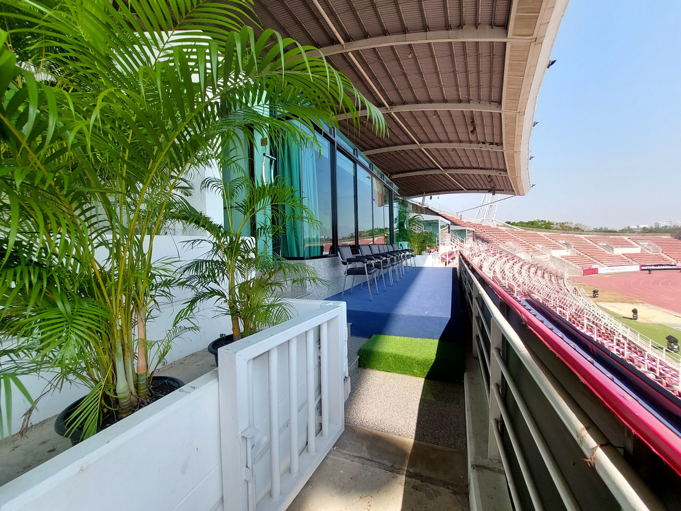 Thammasat có 3 khu VIP ở khán đài A, hiện đang được các nhân viên trang trí thêm cây xanh.