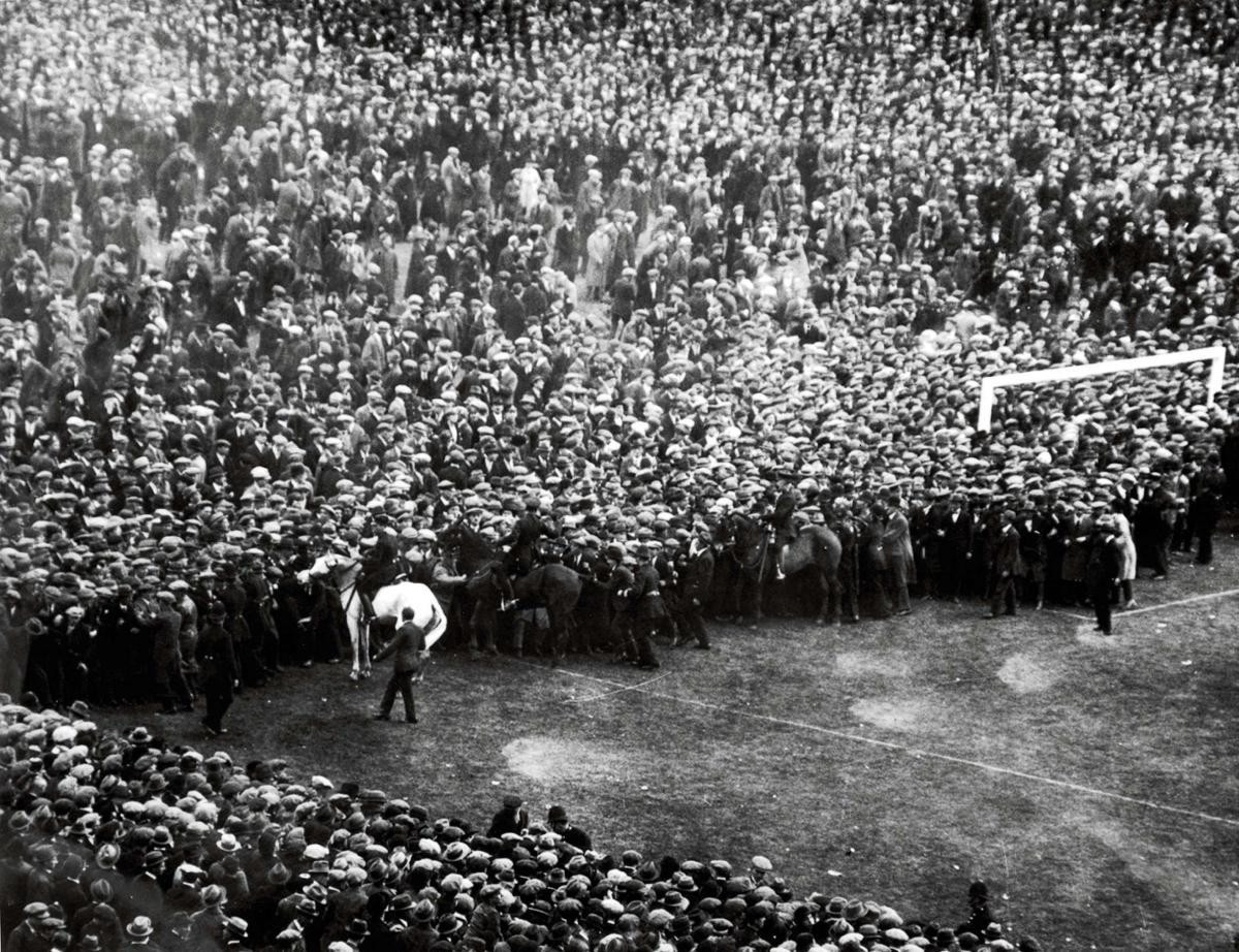Chú ngựa trắng giữ trật tự trong trận "Chung kết Bạch Mã" năm 1923 tại Wembley. (Ảnh: Daily Mail) Chú ngựa trắng giữ trật tự trong trận "Chung kết Bạch Mã" năm 1923 tại Wembley. (Ảnh: Daily Mail)