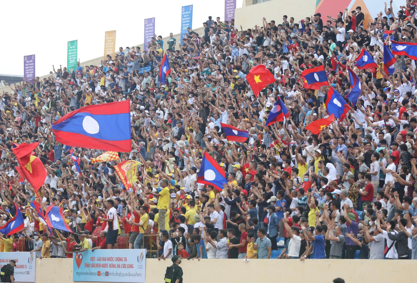 Đám đông người hâm mộ đã tạo nên bầu không khí sôi động chưa từng có ở Thiên Trường. (Ảnh: Như Ý) Đám đông người hâm mộ đã tạo nên bầu không khí sôi động chưa từng có ở Thiên Trường. (Ảnh: Như Ý)