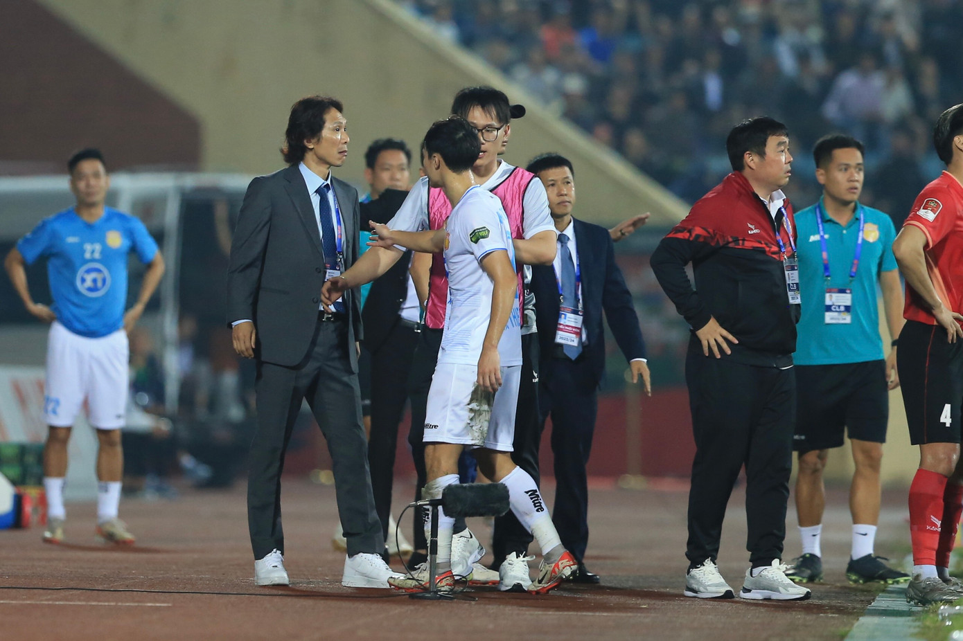 HLV Gong Oh-kyun nổi khùng, cởi áo trong cuộc tranh cãi trên đường pitch. (Ảnh: LT)