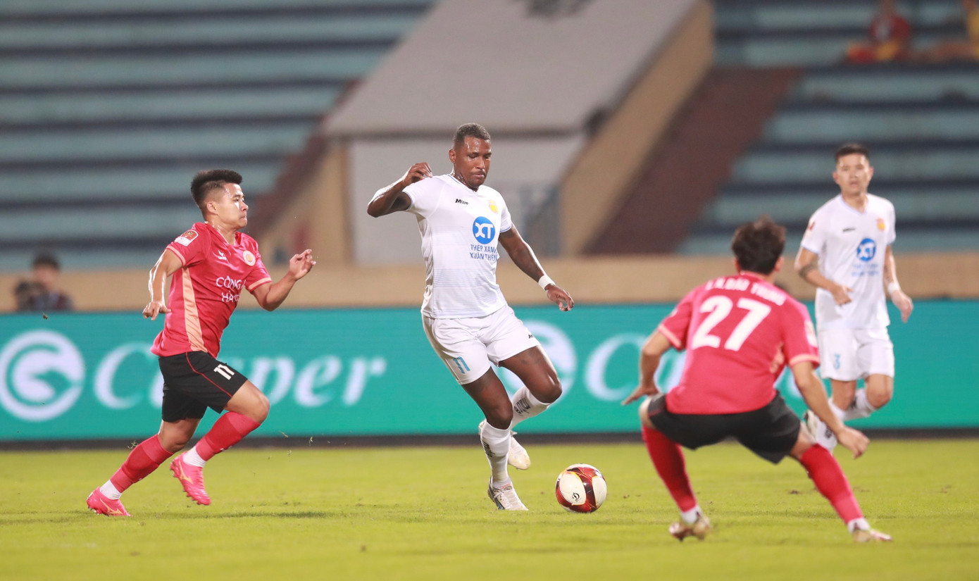 Cầm hoà CAHN, Nam Định vững ngôi đầu V-League ảnh 10