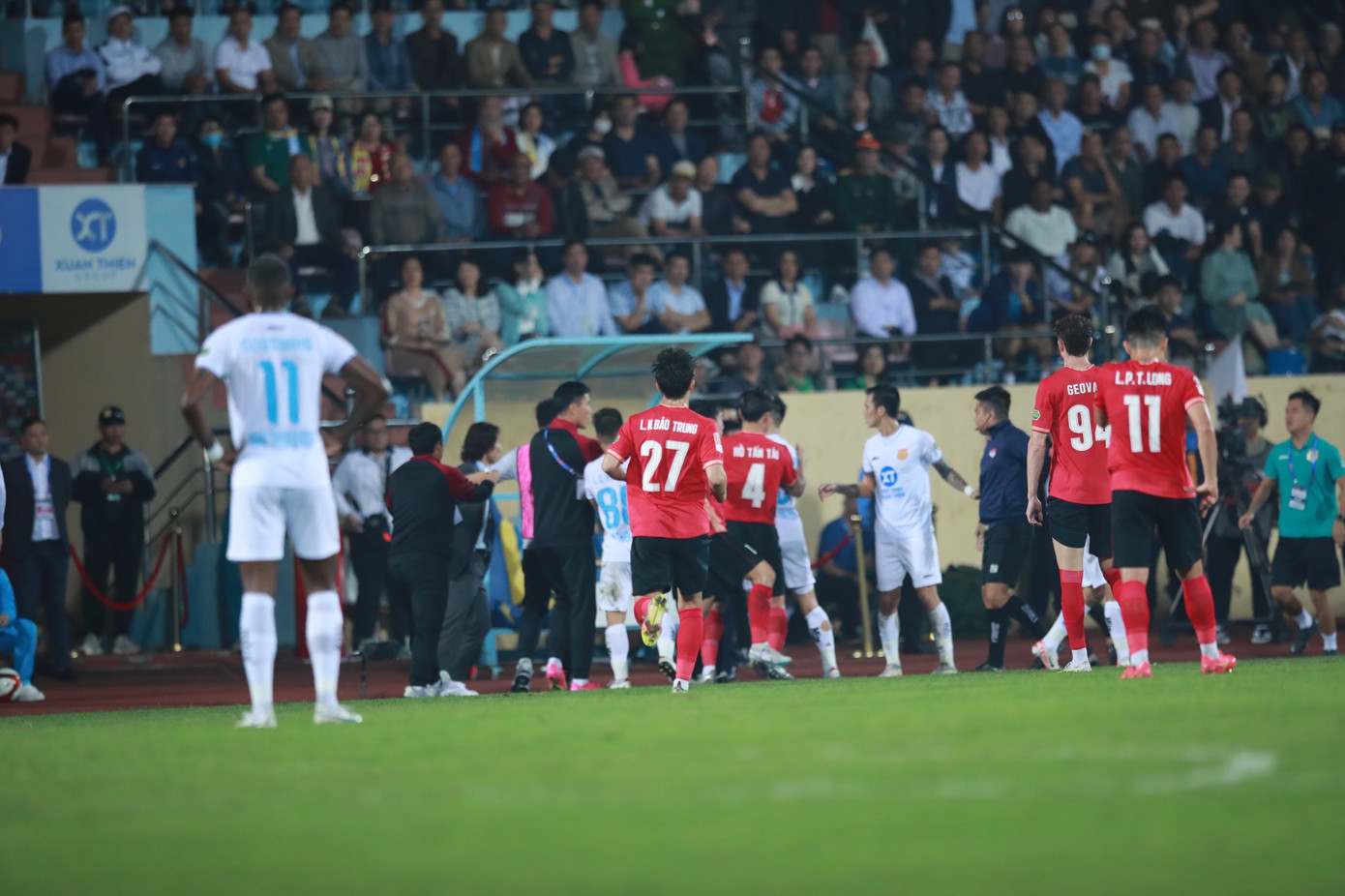 Cầm hoà CAHN, Nam Định vững ngôi đầu V-League ảnh 14