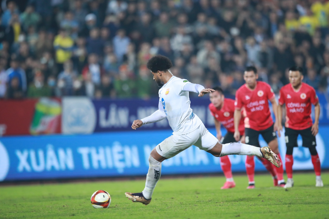 Cầm hoà CAHN, Nam Định vững ngôi đầu V-League ảnh 28