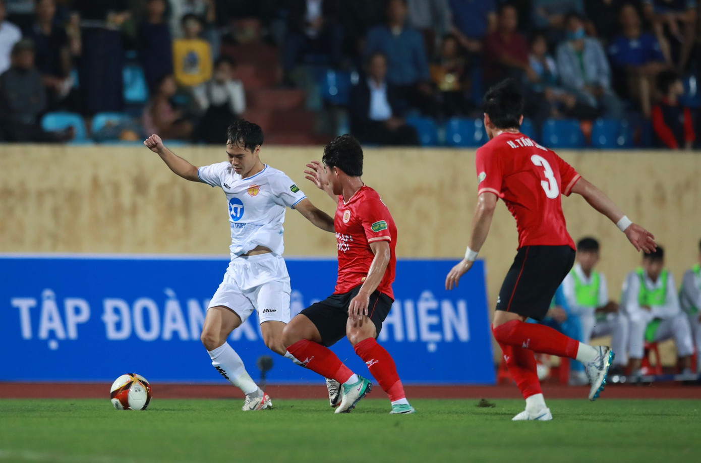 Cầm hoà CAHN, Nam Định vững ngôi đầu V-League ảnh 21