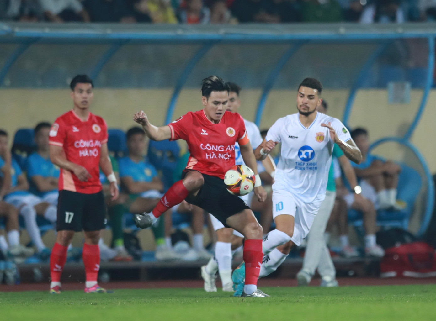 Cầm hoà CAHN, Nam Định vững ngôi đầu V-League ảnh 11