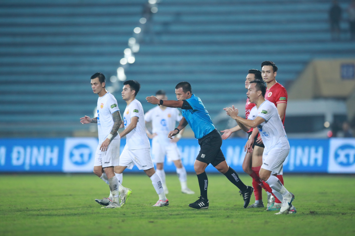 Cầm hoà CAHN, Nam Định vững ngôi đầu V-League ảnh 27