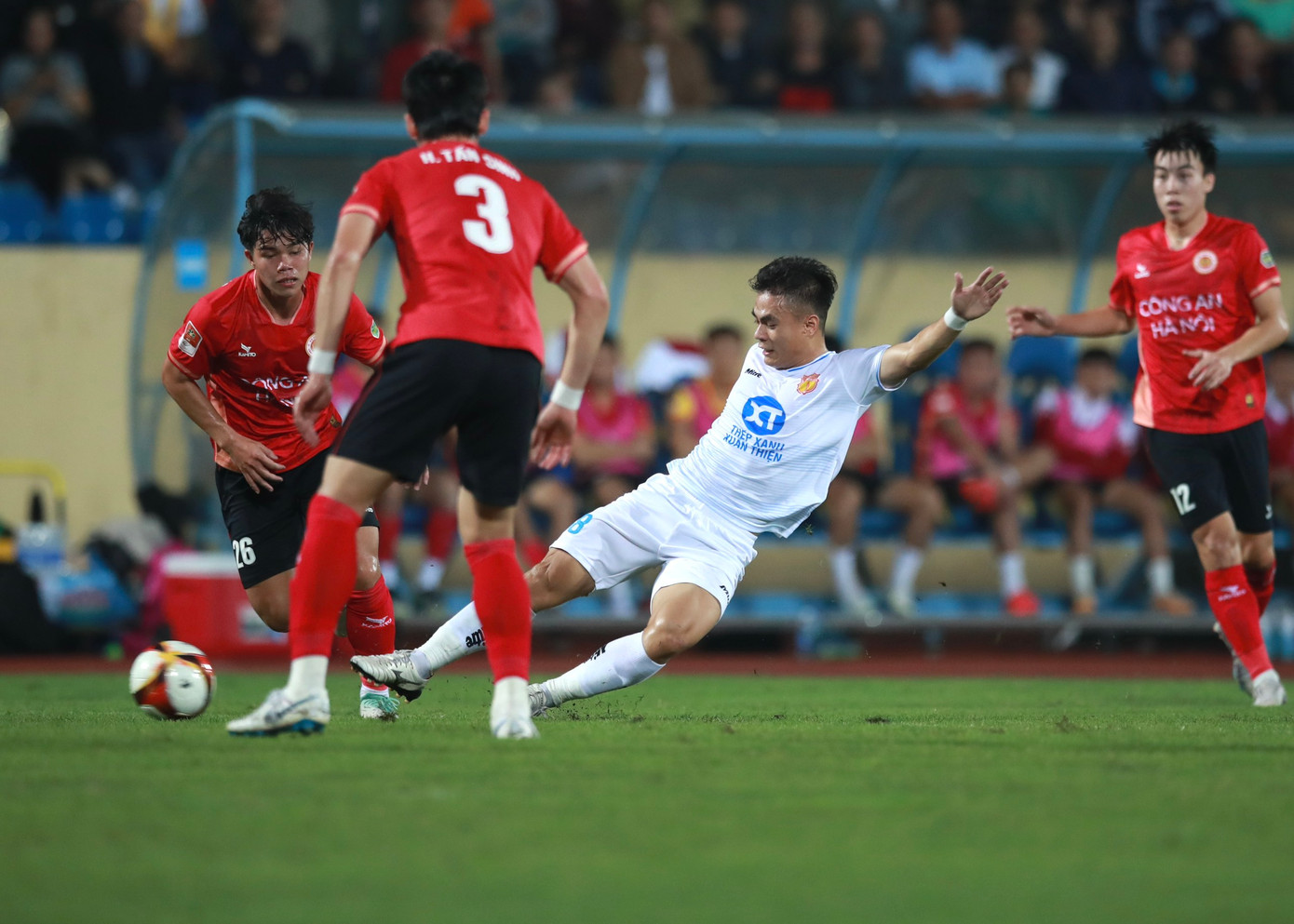 Cầm hoà CAHN, Nam Định vững ngôi đầu V-League ảnh 19
