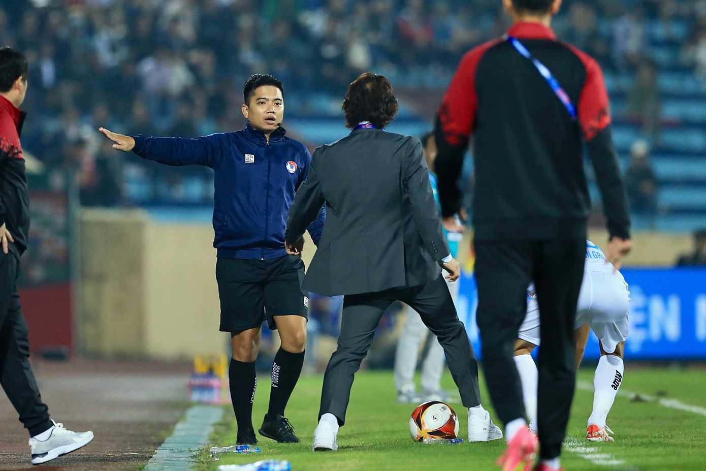 HLV Gong Oh-kyun nổi khùng, cởi áo trong cuộc tranh cãi trên đường pitch. (Ảnh: LT)