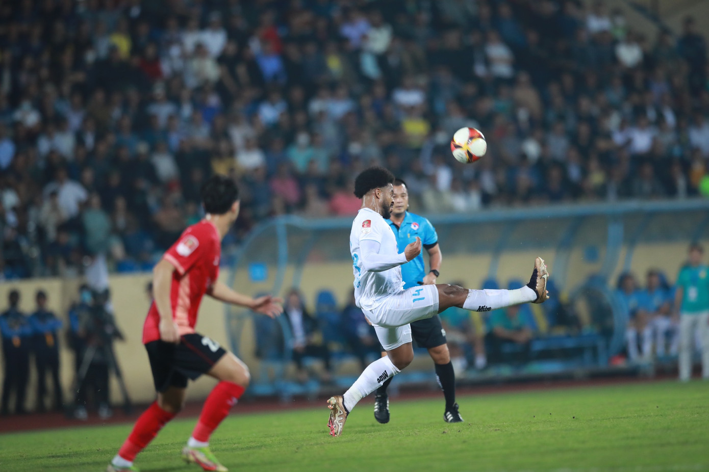 Cầm hoà CAHN, Nam Định vững ngôi đầu V-League ảnh 23