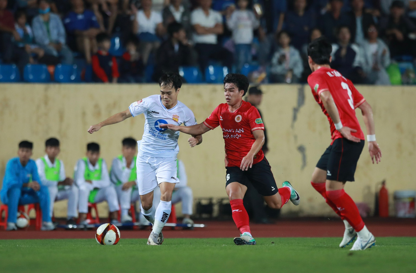 Cầm hoà CAHN, Nam Định vững ngôi đầu V-League ảnh 20
