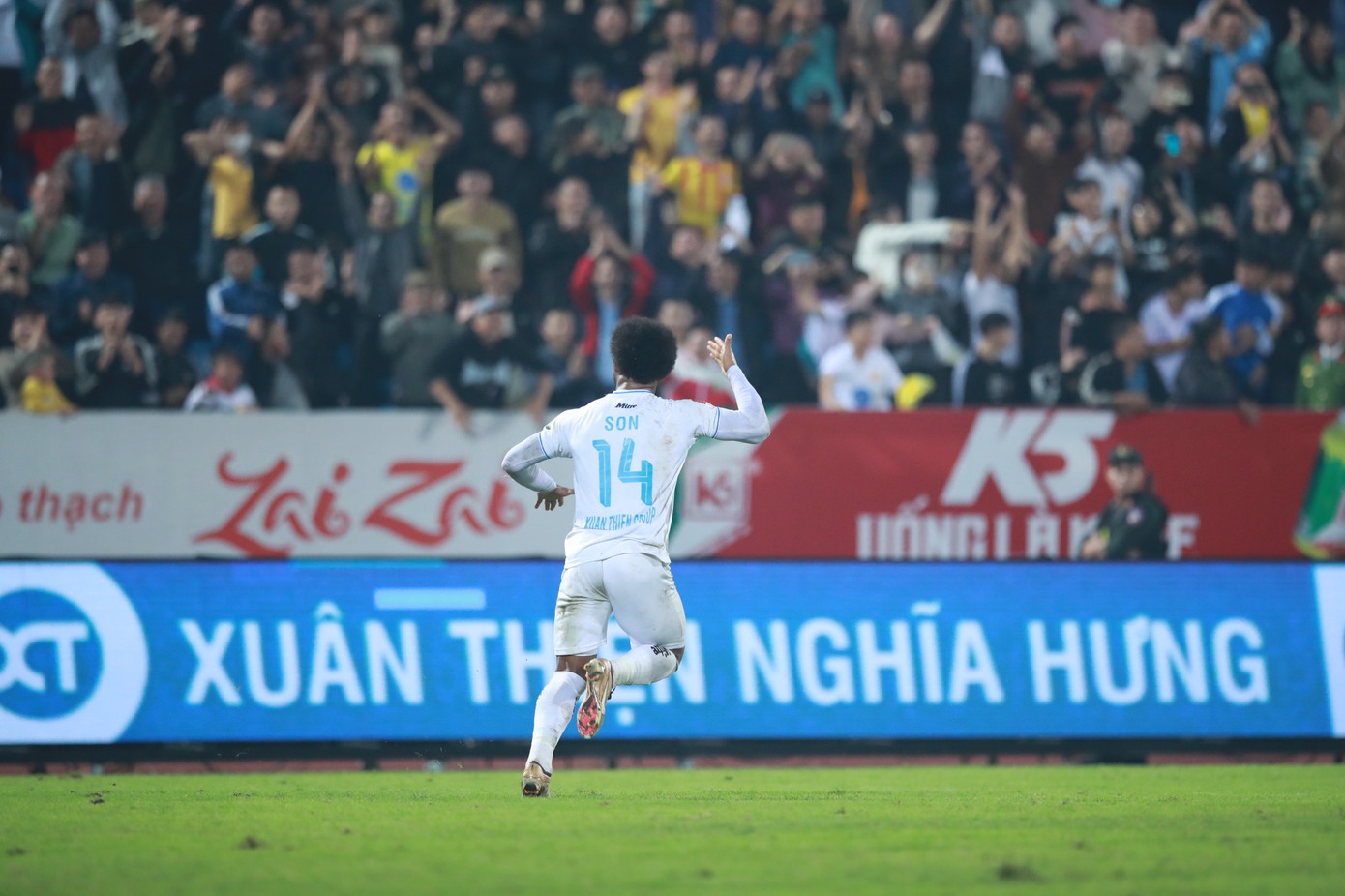 Cầm hoà CAHN, Nam Định vững ngôi đầu V-League ảnh 30