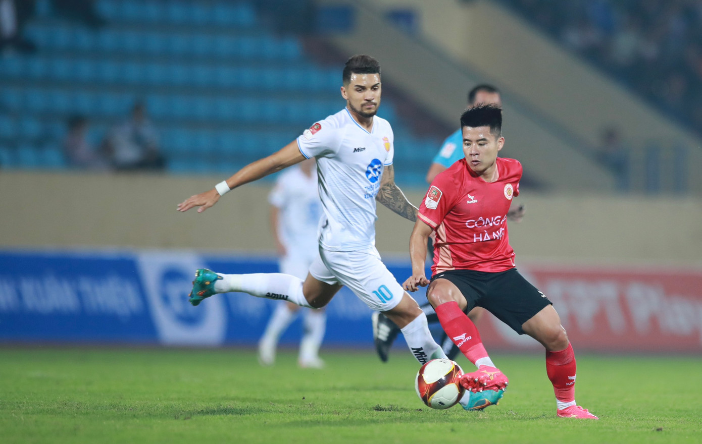 Cầm hoà CAHN, Nam Định vững ngôi đầu V-League ảnh 12