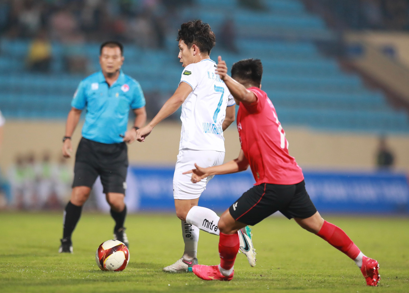Cầm hoà CAHN, Nam Định vững ngôi đầu V-League ảnh 13